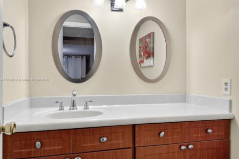 Casa en venta en Hialeah, Florida, 3 dormitorios, 206.52 m2 № 1970016 - foto 18