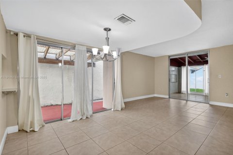 Casa en venta en Hialeah, Florida, 3 dormitorios, 206.52 m2 № 1970016 - foto 20