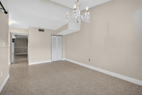 Casa en venta en Hialeah, Florida, 3 dormitorios, 206.52 m2 № 1970016 - foto 12