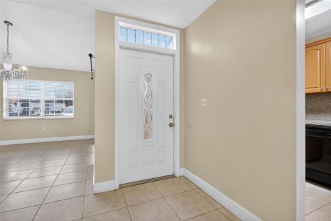 Casa en venta en Hialeah, Florida, 3 dormitorios, 206.52 m2 № 1970016 - foto 8