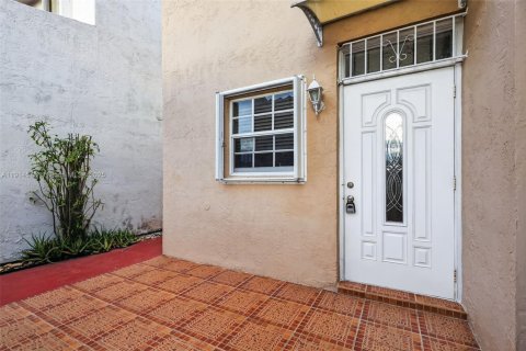 Casa en venta en Hialeah, Florida, 3 dormitorios, 206.52 m2 № 1970016 - foto 5