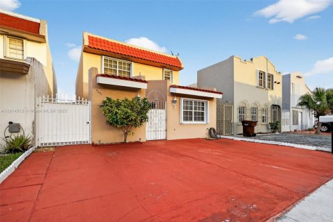 Casa en venta en Hialeah, Florida, 3 dormitorios, 206.52 m2 № 1970016 - foto 4