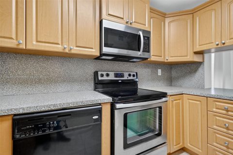 Casa en venta en Hialeah, Florida, 3 dormitorios, 206.52 m2 № 1970016 - foto 14