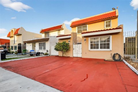 Casa en venta en Hialeah, Florida, 3 dormitorios, 206.52 m2 № 1970016 - foto 3