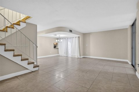 Casa en venta en Hialeah, Florida, 3 dormitorios, 206.52 m2 № 1970016 - foto 24