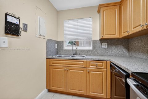 Casa en venta en Hialeah, Florida, 3 dormitorios, 206.52 m2 № 1970016 - foto 16