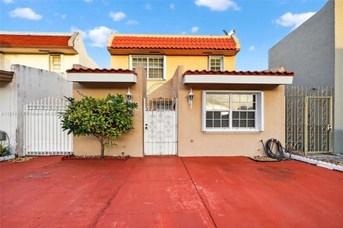 Casa en venta en Hialeah, Florida, 3 dormitorios, 206.52 m2 № 1970016 - foto 1