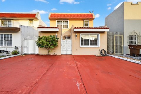 Casa en venta en Hialeah, Florida, 3 dormitorios, 206.52 m2 № 1970016 - foto 2