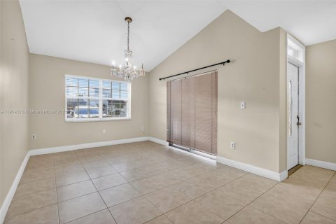 Casa en venta en Hialeah, Florida, 3 dormitorios, 206.52 m2 № 1970016 - foto 10