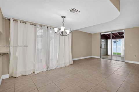 Casa en venta en Hialeah, Florida, 3 dormitorios, 206.52 m2 № 1970016 - foto 19
