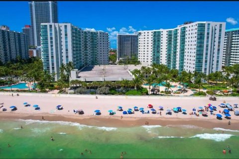 Снять в аренду кондоминиум в Холливуд, Флорида 1 спальня, 81.2м2, № 2027836 - фото 2