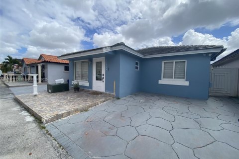 House in Sweetwater, Florida 3 bedrooms, 108.97 sq.m. № 1890938 - photo 1