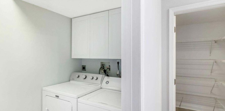 House in West Palm Beach, Florida 3 bedrooms, 247.86 sq.m. № 1136539