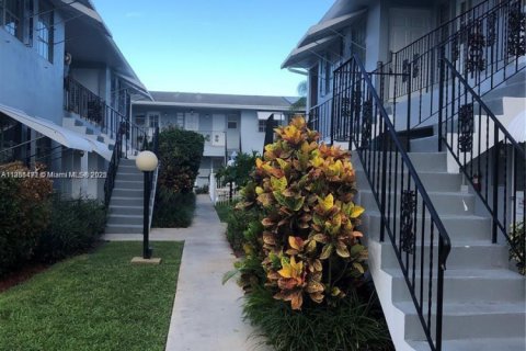 Купить кондоминиум в Холливуд, Флорида 2 спальни, 86.4м2, № 1962771 - фото 2