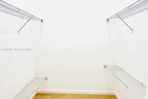 Снять в аренду коммерческую недвижимость в Майами, Флорида 1 спальня, 291.62м2, № 1988708 - фото 6