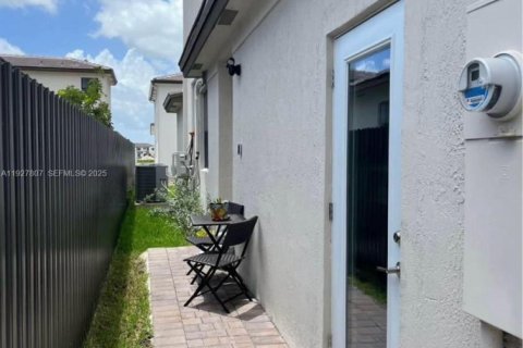 Снять в аренду коммерческую недвижимость в Майами, Флорида 1 спальня, 291.62м2, № 1988708 - фото 1