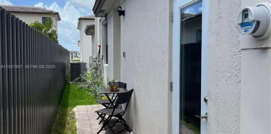 Коммерческая недвижимость в Майами, Флорида 1 спальня, 291.62м2 № 1988708