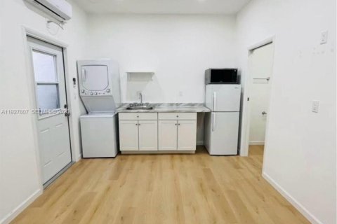 Снять в аренду коммерческую недвижимость в Майами, Флорида 1 спальня, 291.62м2, № 1988708 - фото 2