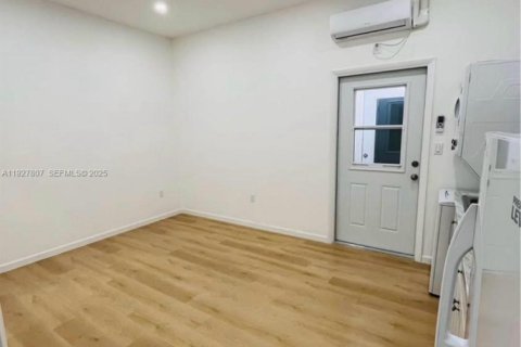 Снять в аренду коммерческую недвижимость в Майами, Флорида 1 спальня, 291.62м2, № 1988708 - фото 3