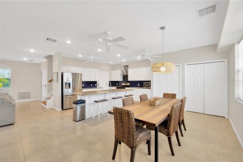 House in Apollo Beach, Florida 5 bedrooms, 273.13 sq.m. № 1662210 - photo 9