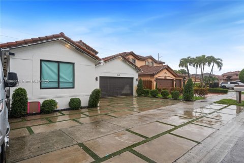 Villa ou maison à louer à Miami, Floride: 4 chambres, 212.47 m2 № 1933259 - photo 2
