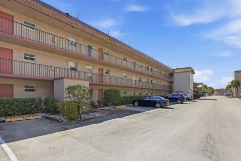 Condominio en Palm Springs, Florida, 1 dormitorio № 2248381