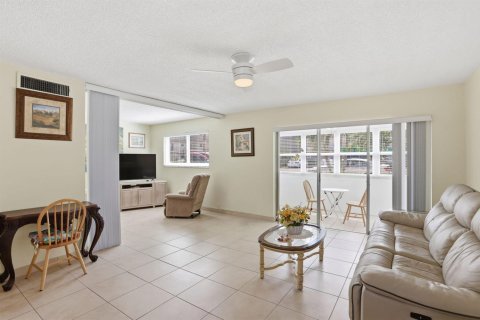 Copropriété à vendre à Palm Springs, Floride: 1 chambre, 83.61 m2 № 2248381 - photo 4