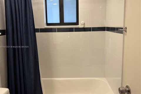 Townhouse in Miami, Florida 3 bedrooms, 138.61 sq.m. № 1923963 - photo 17