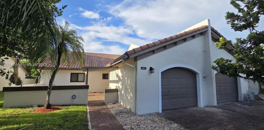 Townhouse in Miami, Florida 3 bedrooms, 138.61 sq.m. № 1923963