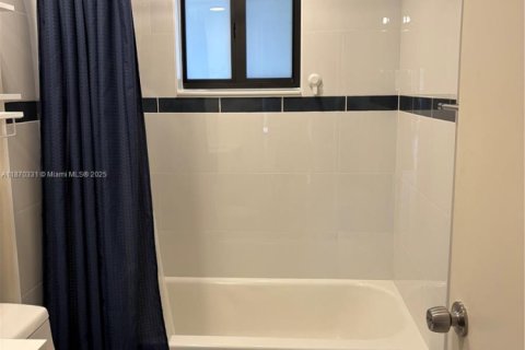 Townhouse in Miami, Florida 3 bedrooms, 138.61 sq.m. № 1923963 - photo 13