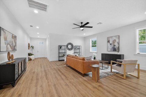 House in Tampa, Florida 3 bedrooms, 175.96 sq.m. № 1865823 - photo 9