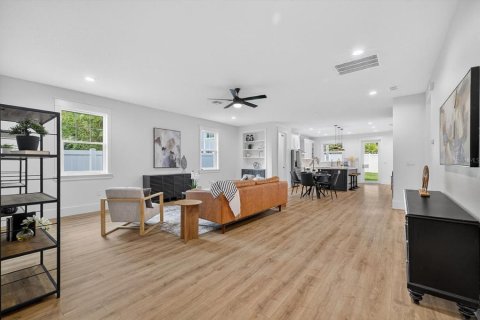 House in Tampa, Florida 3 bedrooms, 175.96 sq.m. № 1865823 - photo 8