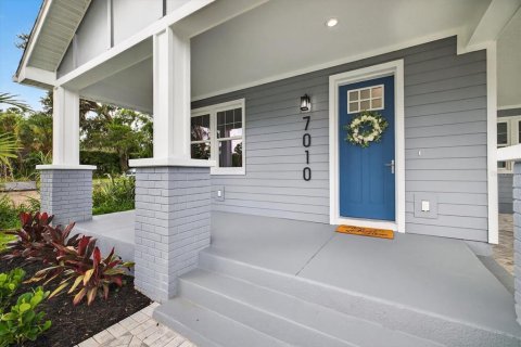 House in Tampa, Florida 3 bedrooms, 175.96 sq.m. № 1865823 - photo 4