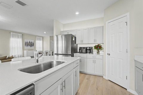 House in Wesley Chapel, Florida 5 bedrooms, 229.47 sq.m. № 2232509 - photo 8