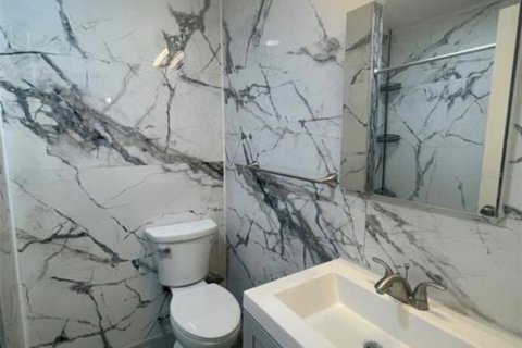 House in Saint Petersburg, Florida 3 bedrooms, 115.76 sq.m. № 2390993 - photo 7