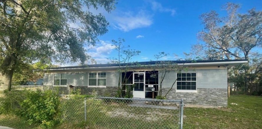 House in Saint Petersburg, Florida 3 bedrooms, 115.76 sq.m. № 2390993