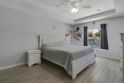 Casa en venta en Port St. Lucie, Florida, 5 dormitorios, 233 m2 № 2300641 - foto 20