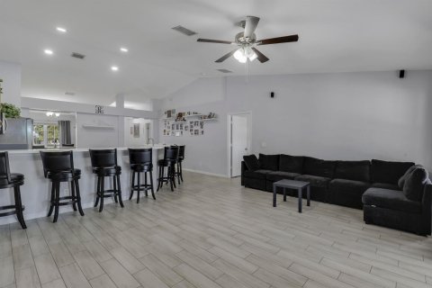 Casa en venta en Port St. Lucie, Florida, 5 dormitorios, 233 m2 № 2300641 - foto 17