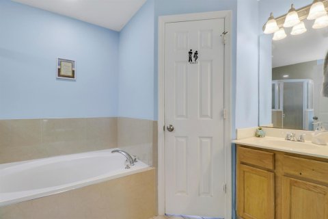 Casa en venta en Port St. Lucie, Florida, 5 dormitorios, 233 m2 № 2300641 - foto 24