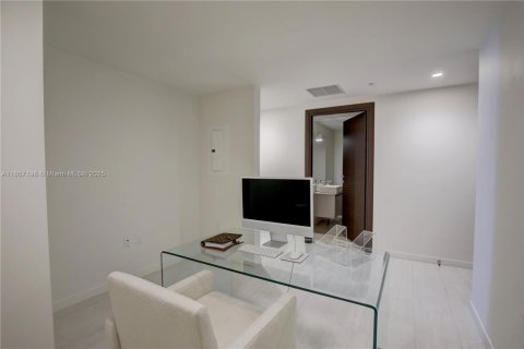 Condo in Miami, Florida, 1 bedroom № 2194042 - photo 21