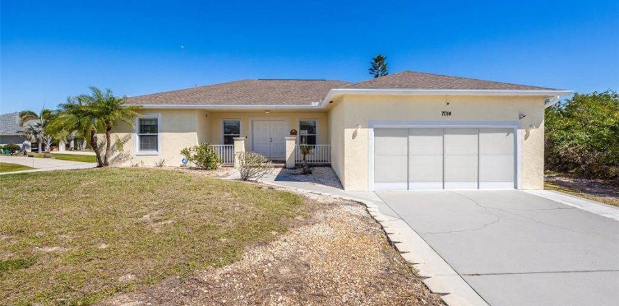 House in Englewood, Florida 3 bedrooms, 151.9 sq.m. № 1542121