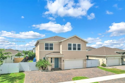 House in Homestead, Florida 5 bedrooms, 273.5 sq.m. № 1800817 - photo 1