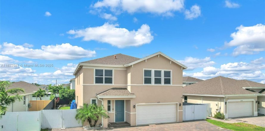 House in Homestead, Florida 5 bedrooms, 273.5 sq.m. № 1800817