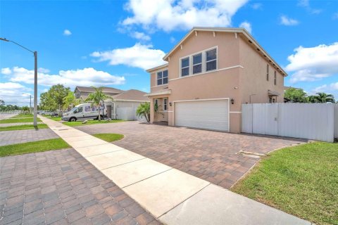 House in Homestead, Florida 5 bedrooms, 273.5 sq.m. № 1800817 - photo 17