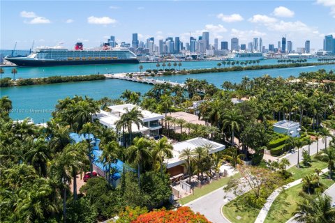 Casa en venta en Miami Beach, Florida, 9 dormitorios, 1405.8 m2 № 2016733 - foto 4