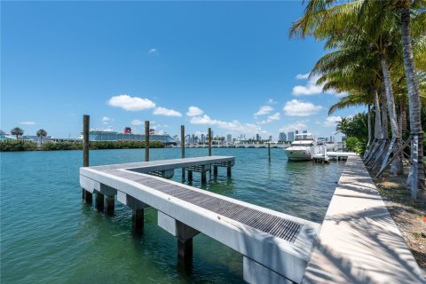 Casa en venta en Miami Beach, Florida, 9 dormitorios, 1405.8 m2 № 2016733 - foto 9