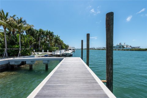 Casa en venta en Miami Beach, Florida, 9 dormitorios, 1405.8 m2 № 2016733 - foto 10