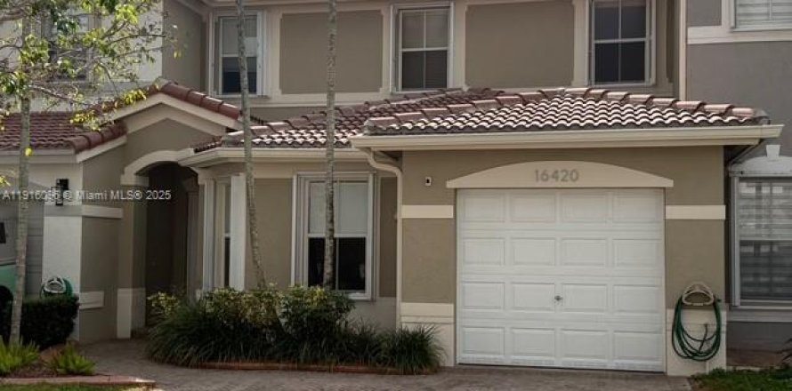 Townhouse in Miami, Florida 4 bedrooms, 171.5 sq.m. № 2052737