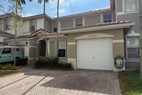 Townhouse in Miami, Florida 4 bedrooms, 171.5 sq.m. № 2052737 - photo 2