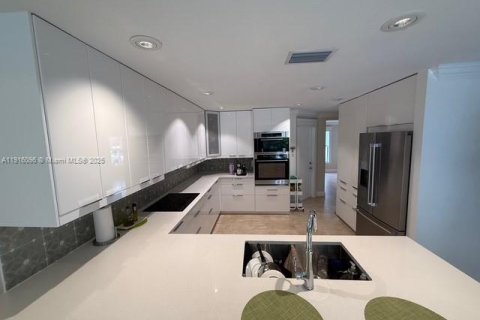 Townhouse in Miami, Florida 4 bedrooms, 171.5 sq.m. № 2052737 - photo 10